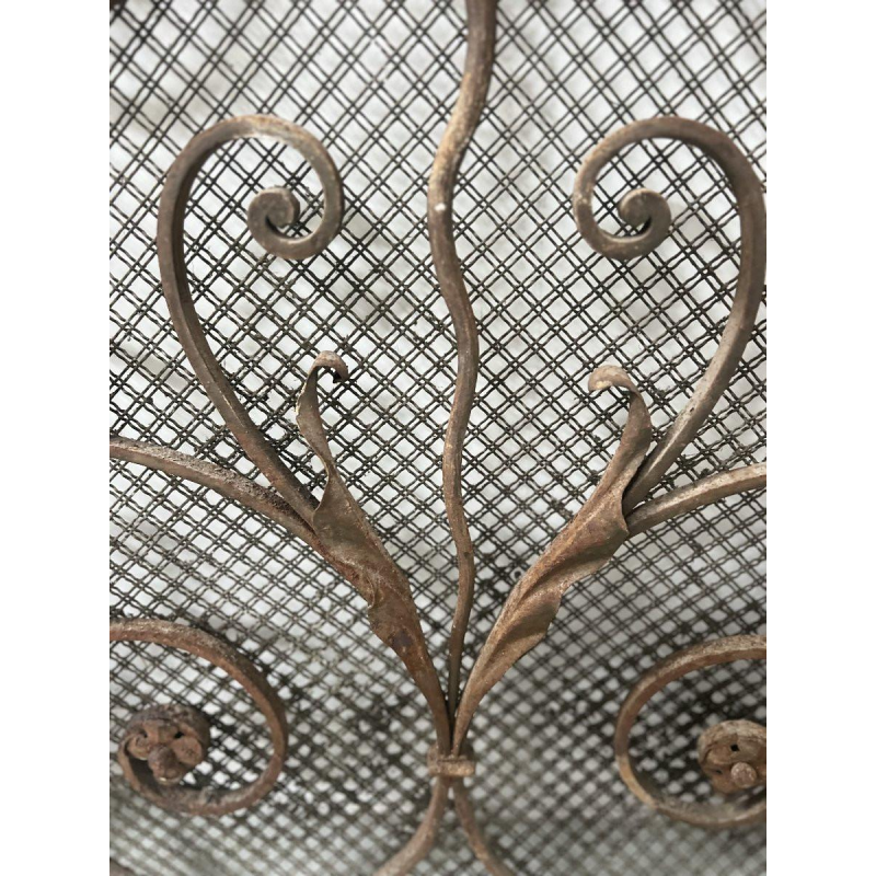 Grille en fer forgé martelé, motifs à décor de volutes, fleurs et feuillages, XXe s