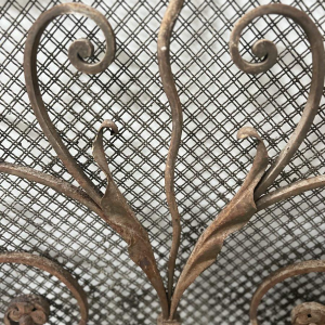 Grille en fer forgé martelé, motifs à décor de volutes, fleurs et feuillages, XXe s