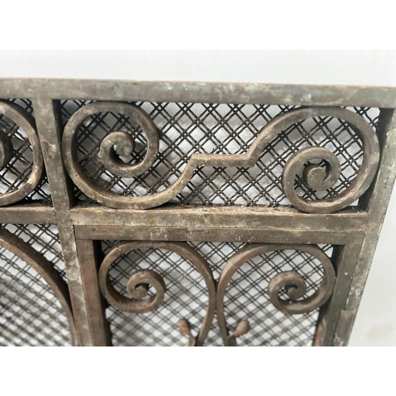Grille en fer forgé martelé, motifs à décor de volutes, fleurs et feuillages, XXe s