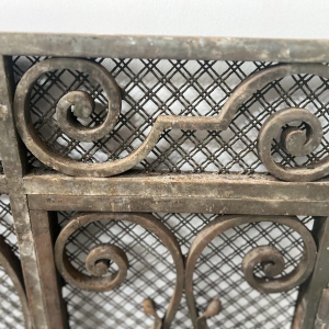 Grille en fer forgé martelé, motifs à décor de volutes, fleurs et feuillages, XXe s