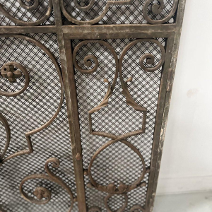 Grille en fer forgé martelé, motifs à décor de volutes, fleurs et feuillages, XXe s