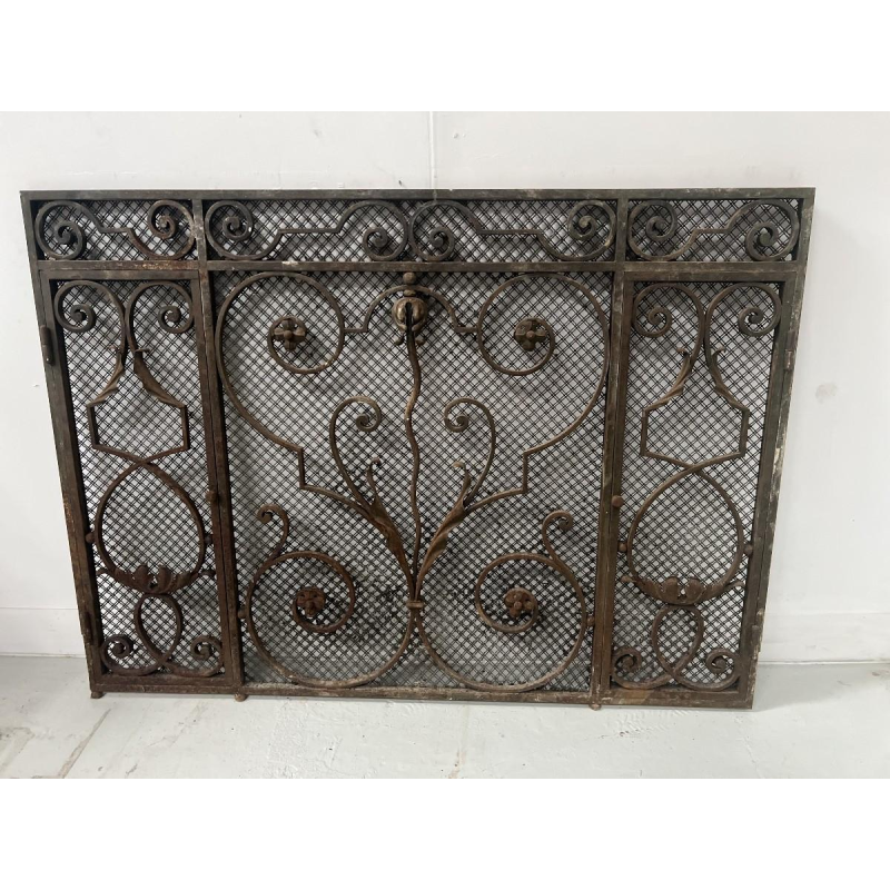 Grille en fer forgé martelé, motifs à décor de volutes, fleurs et feuillages, XXe s
