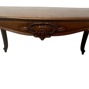 Bureau de style Louis XV en noyer massif à rehaut d'or, XIX siècle