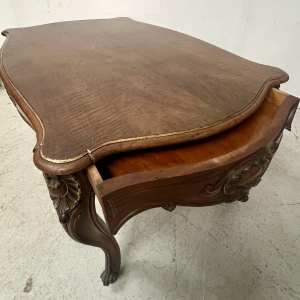 Bureau in Lodewijk XV-stijl, vervaardigd uit massief walnotenhout met gouden accenten, 19e eeuw.