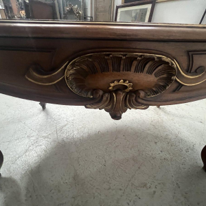 Bureau de style Louis XV en noyer massif à rehaut d'or, XIX siècle