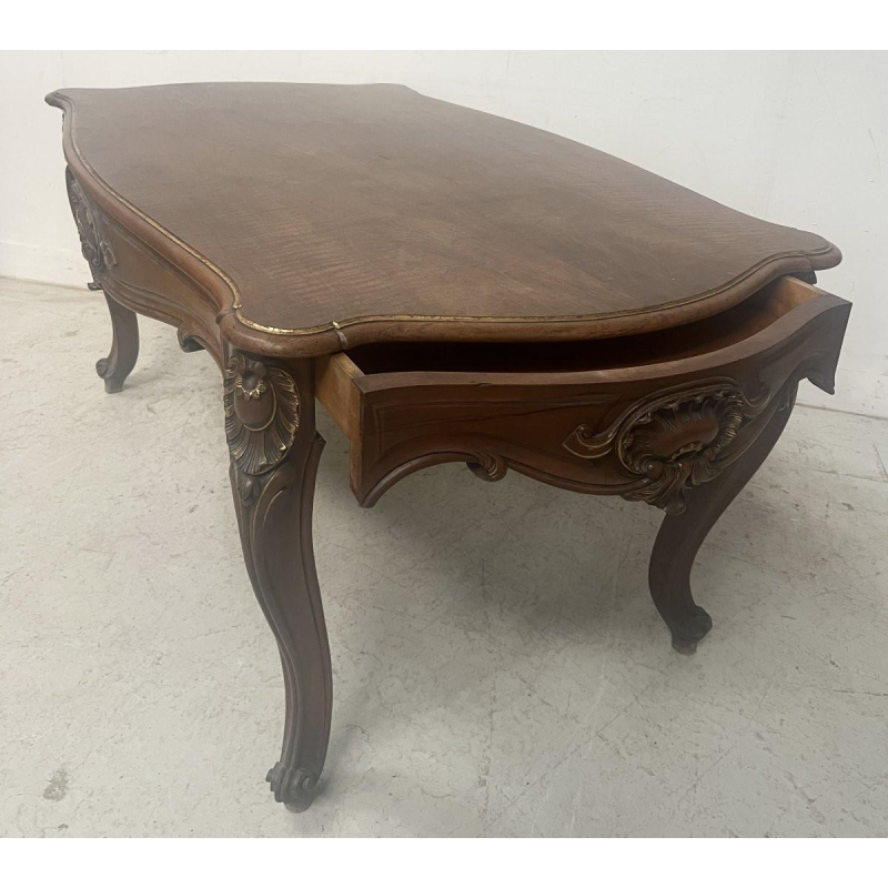 Bureau in Lodewijk XV-stijl, vervaardigd uit massief walnotenhout met gouden accenten, 19e eeuw.