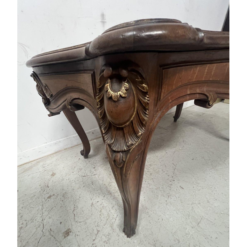 Bureau in Lodewijk XV-stijl, vervaardigd uit massief walnotenhout met gouden accenten, 19e eeuw.