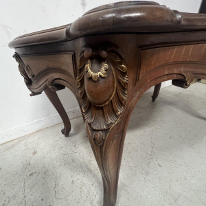 Louis XV style desk in solid walnut with gold highlights, 19th century
