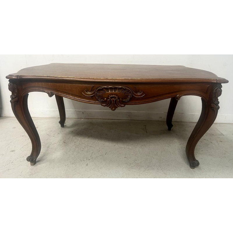 Bureau in Lodewijk XV-stijl, vervaardigd uit massief walnotenhout met gouden accenten, 19e eeuw.