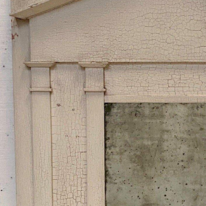 Houten spiegel in Empirestijl met zuilen en kapitelen, gebarsten patina, 19e eeuw