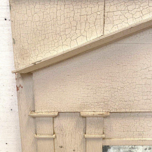 Houten spiegel in Empirestijl met zuilen en kapitelen, gebarsten patina, 19e eeuw