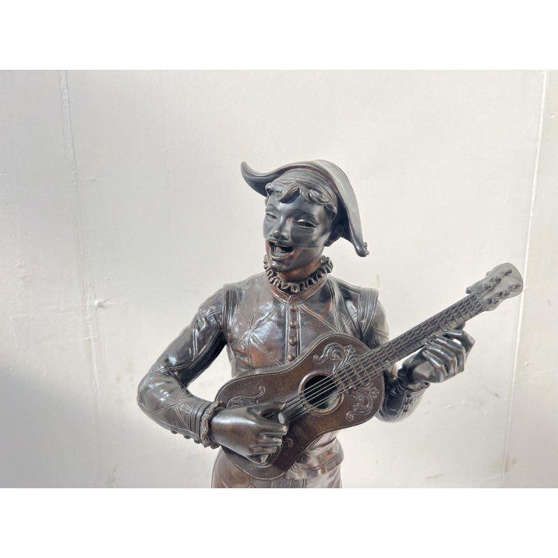 Marcel Debut "De Muzikant Harlekijn", bronzen sculptuur met bruine patina, ca. 1900