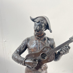 Marcel Debut "De Muzikant Harlekijn", bronzen sculptuur met bruine patina, ca. 1900