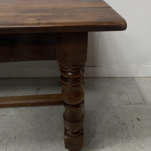 Grote boerentafel met balusterpoten en een lade, massief beukenhout, 19e eeuw