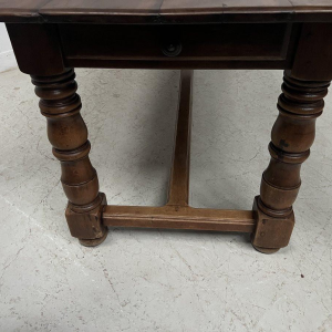Grande table de ferme à pieds balustres et tiroir, hêtre massif, XIX siècle