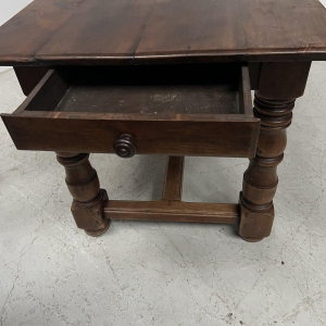 Grote boerentafel met balusterpoten en een lade, massief beukenhout, 19e eeuw