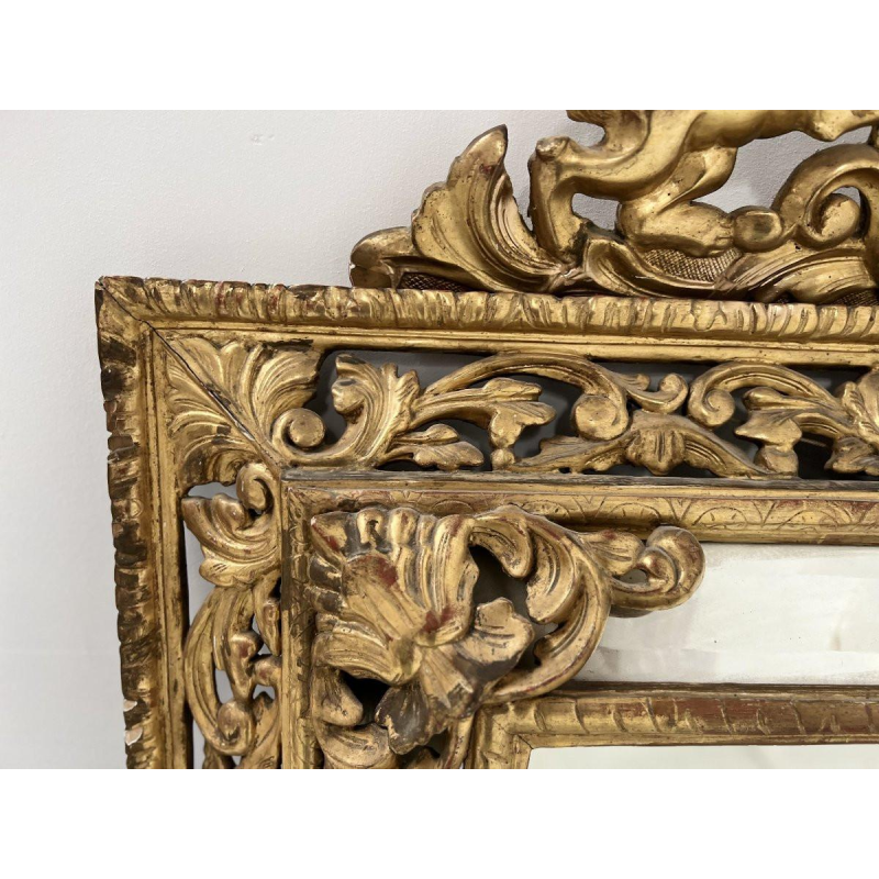 Miroir à pare closes de style Louis XIV en bois et stuc doré, fronton écusson et lions, XIX Siècle