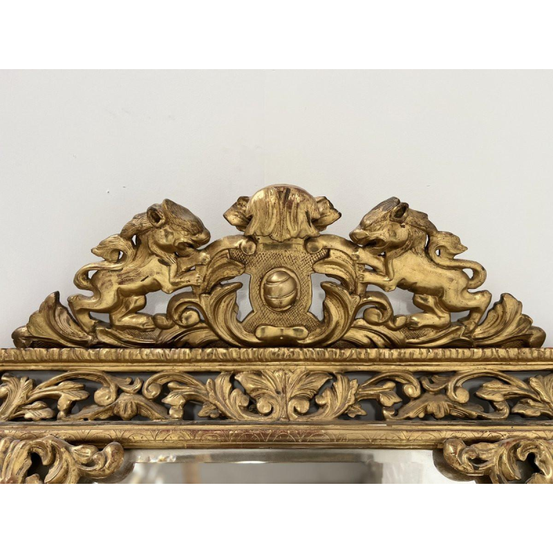 Miroir à pare closes de style Louis XIV en bois et stuc doré, fronton écusson et lions, XIX Siècle
