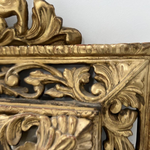 Miroir à pare closes de style Louis XIV en bois et stuc doré, fronton écusson et lions, XIX Siècle