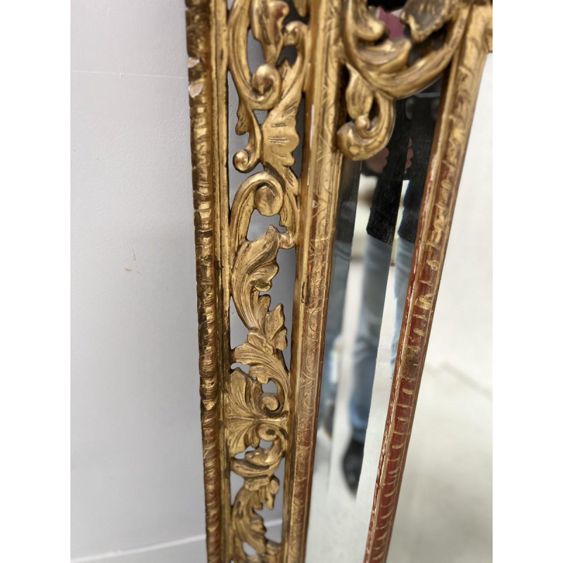 Miroir à pare closes de style Louis XIV en bois et stuc doré, fronton écusson et lions, XIX Siècle