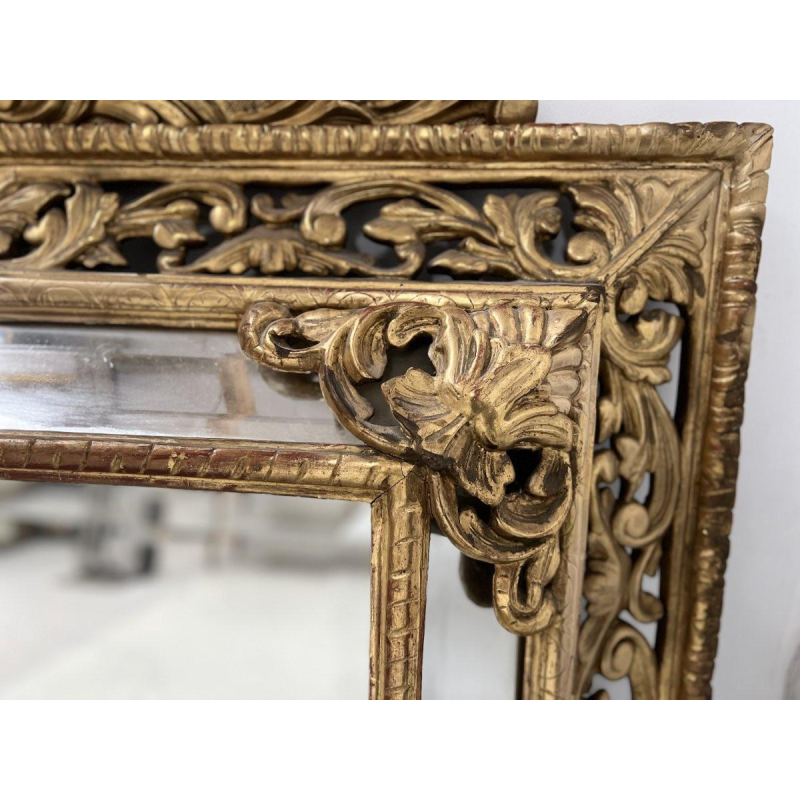 Miroir à pare closes de style Louis XIV en bois et stuc doré, fronton écusson et lions, XIX Siècle