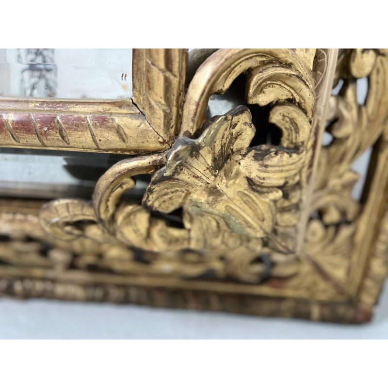 Miroir à pare closes de style Louis XIV en bois et stuc doré, fronton écusson et lions, XIX Siècle