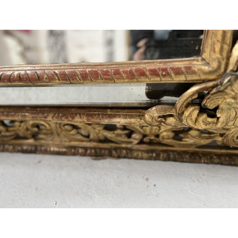 Miroir à pare closes de style Louis XIV en bois et stuc doré, fronton écusson et lions, XIX Siècle