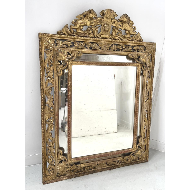 Miroir à pare closes de style Louis XIV en bois et stuc doré, fronton écusson et lions, XIX Siècle