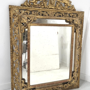 Spiegel in Lodewijk XIV-stijl met gesloten panelen, vervaardigd uit hout en verguld stucwerk, met fronton, wapenschild en leeuwe