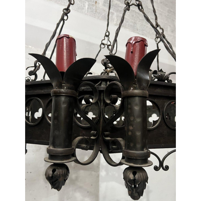 Lustre de style Renaissance en fer forgé martelé XX siècle