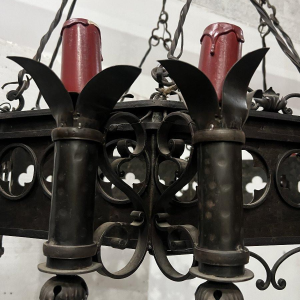 Lustre de style Renaissance en fer forgé martelé XX siècle