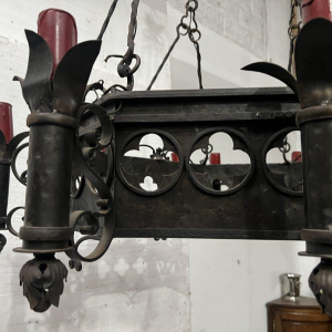 Lustre de style Renaissance en fer forgé martelé XX siècle