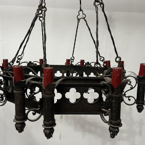 Lustre de style Renaissance en fer forgé martelé XX siècle