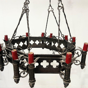 Lustre de style Renaissance en fer forgé martelé XX siècle