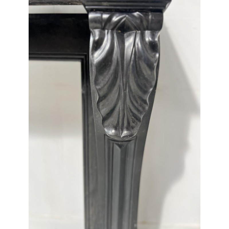 Napoleon III-schouw met klauwpoten in zwart marmer, 19e eeuw.