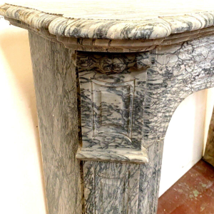 Cheminée de style Louis XV, model Pompadour, marbre bleu Turquin, XXe s