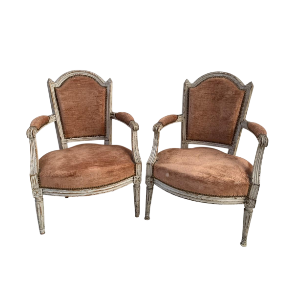Paire de fauteuils de style Louis XVI en hêtre patiné, XXe siècle