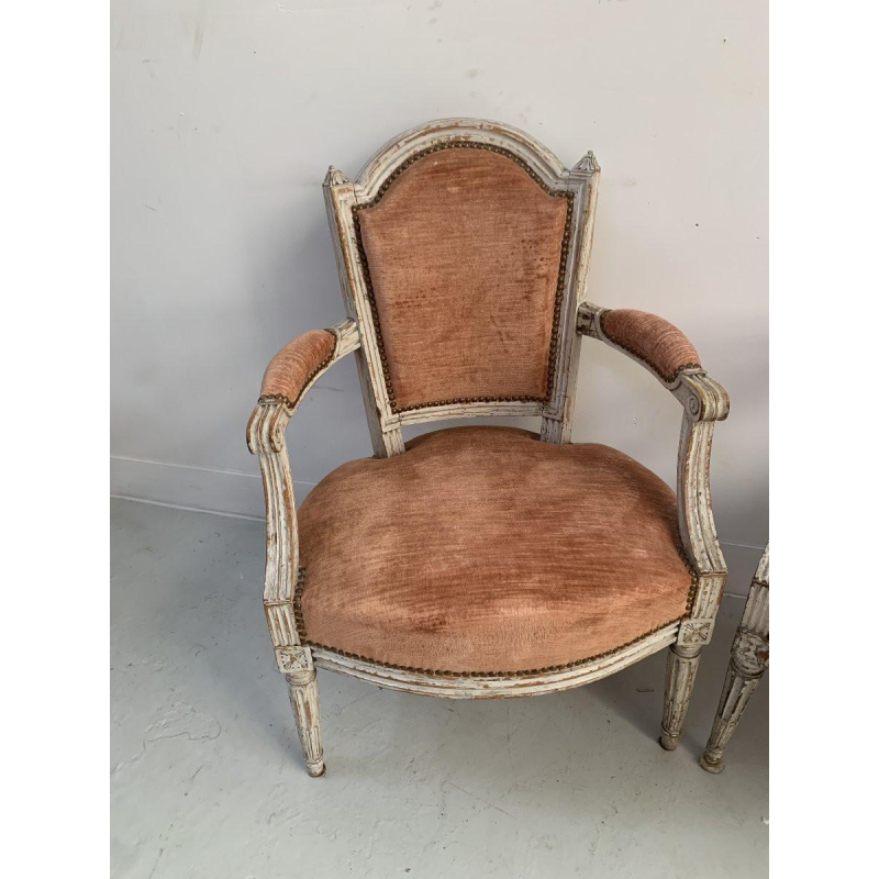 Paire de fauteuils de style Louis XVI en hêtre patiné, XXe siècle