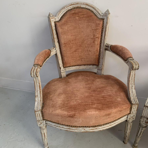 Een paar fauteuils in Lodewijk XVI-stijl van gepatineerd beukenhout, 20e eeuw.