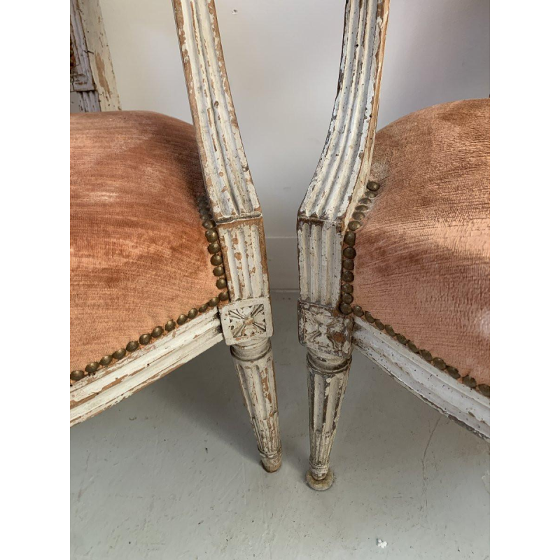 Paire de fauteuils de style Louis XVI en hêtre patiné, XXe siècle