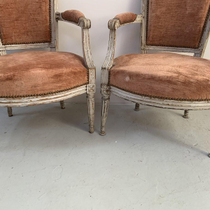 Paire de fauteuils de style Louis XVI en hêtre patiné, XXe siècle