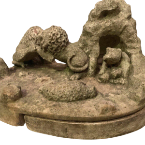 Marmeren sculptuur "Leeuwengevecht" (groep) van een liggende berenwelp en een schaap. 20e eeuw