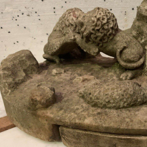 Marmeren sculptuur "Leeuwengevecht" (groep) van een liggende berenwelp en een schaap. 20e eeuw