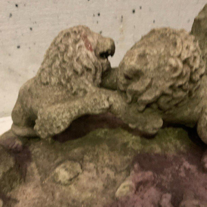 Marmeren sculptuur "Leeuwengevecht" (groep) van een liggende berenwelp en een schaap. 20e eeuw