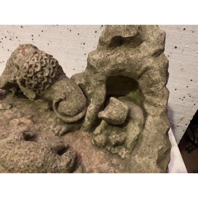 Marmeren sculptuur "Leeuwengevecht" (groep) van een liggende berenwelp en een schaap. 20e eeuw