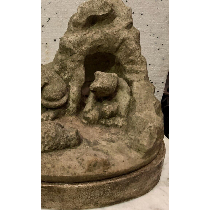 Marmeren sculptuur "Leeuwengevecht" (groep) van een liggende berenwelp en een schaap. 20e eeuw