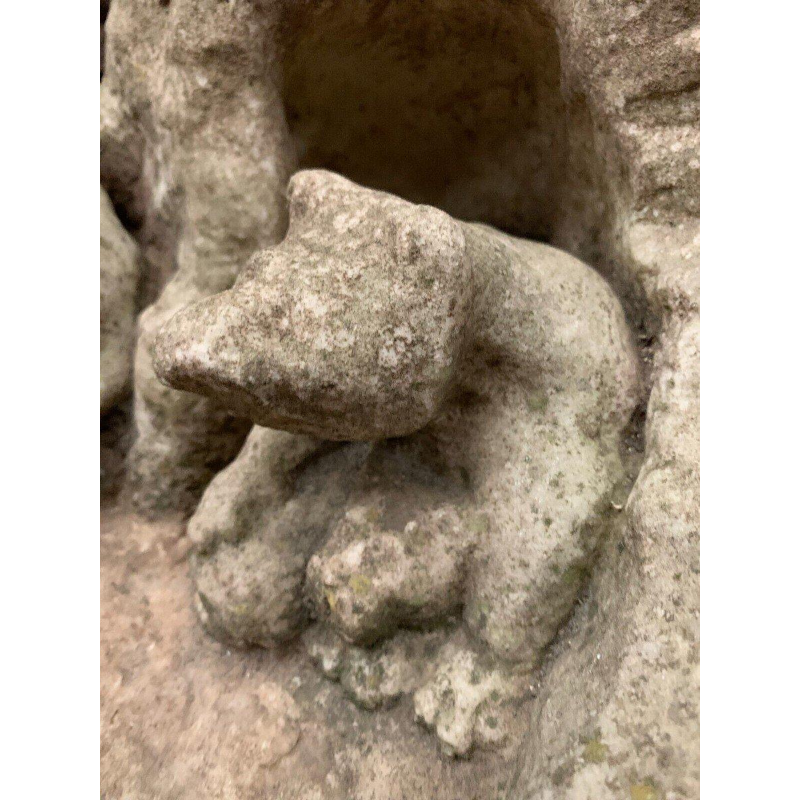 Marmeren sculptuur "Leeuwengevecht" (groep) van een liggende berenwelp en een schaap. 20e eeuw