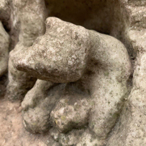 "Combat de Lions" sculpture en marbre (groupe) ourson et mouton couché. XX siècle