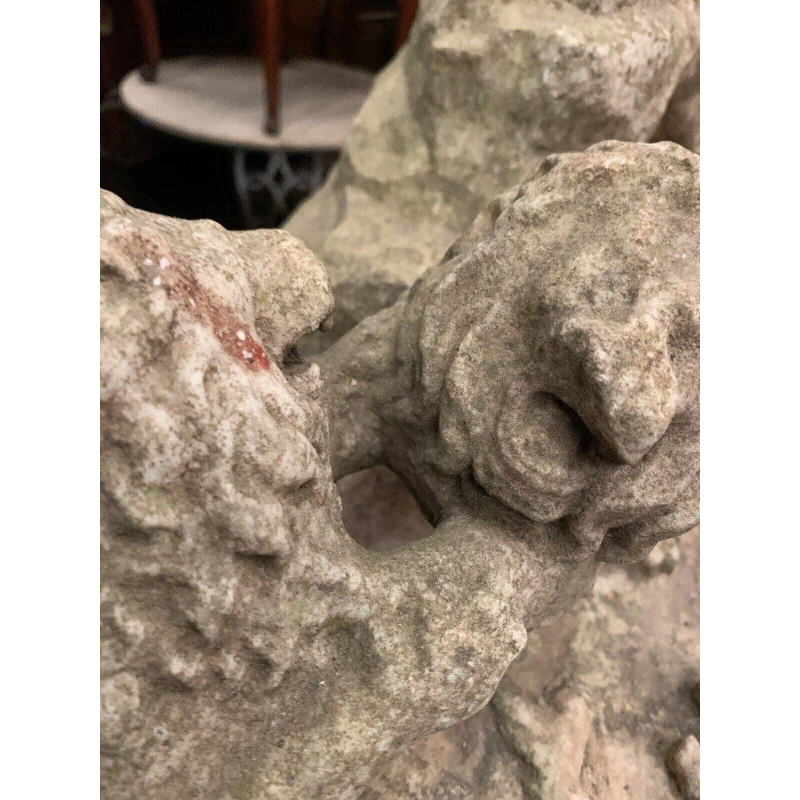 Marmeren sculptuur "Leeuwengevecht" (groep) van een liggende berenwelp en een schaap. 20e eeuw