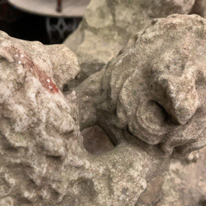 "Combat de Lions" sculpture en marbre (groupe) ourson et mouton couché. XX siècle